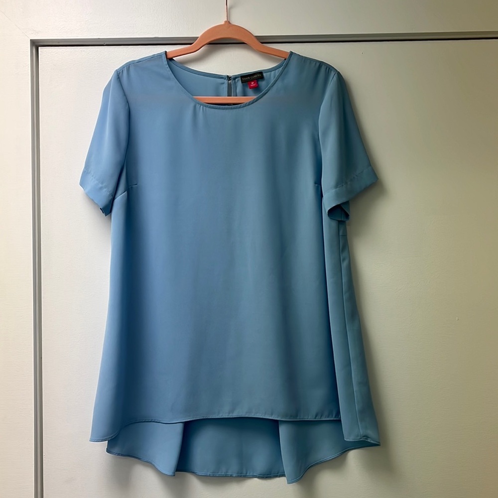 Vince Camuto Women’s Light Blue Hi-Low Short Sleeve Blouse - size Medium
